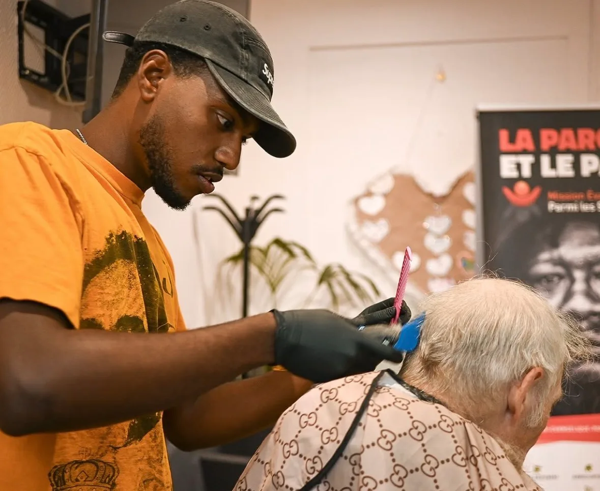 Naty au travail dans son barber shop à Orsay